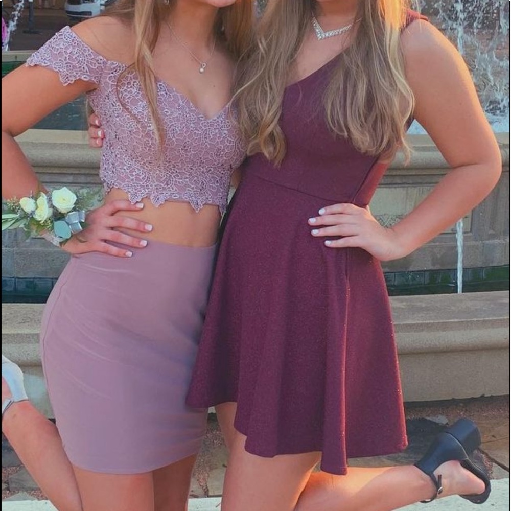 Size 9/10 maroon homecoming dress!